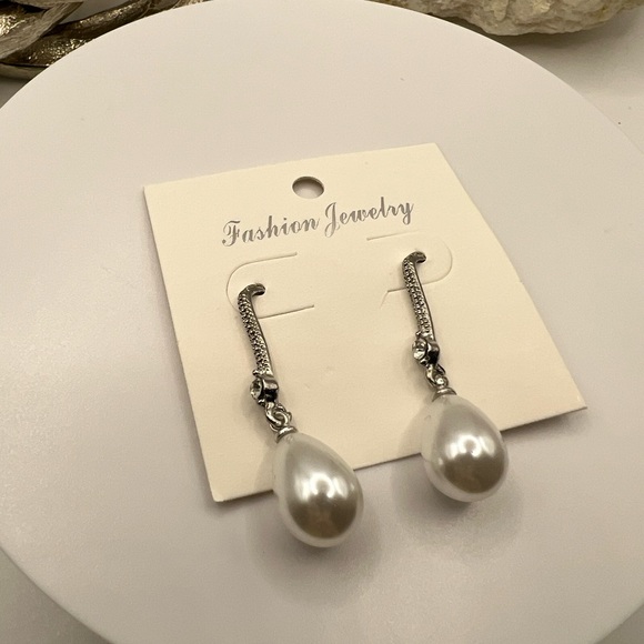 Baroque Style Faux Pearl‎ Earrings W/ Crystals NEW - Picture 3 of 5